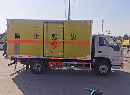 项城爆破器材运输车工人安全操作规范与智能技术保障